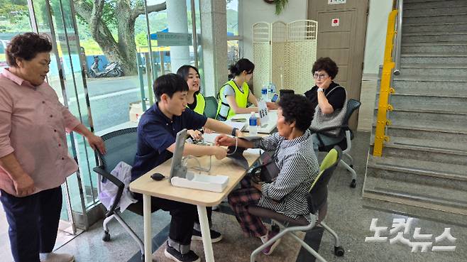 6일 전북 완주군 운주면 운주교회에선 전주 더온누리교회 전문의료선교팀이 주관하는 의료무료봉사가 진행됐다. 심동훈 기자