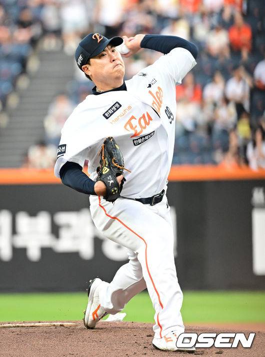 [OSEN=대전, 김성락 기자] 5일 오후 대전 한화생명볼파크에서 ‘2025 신한 SOL Bank KBO리그’ 한화 이글스와 KT 위즈의 경기가 열렸다.이날 홈팀 한화는 류현진, KT는 헤이수스를 선발로 내세웠다.1회초 한화 선발 류현진이 마운드에 올라 힘차게 공을 뿌리고 있다. 2025.06.05 / ksl0919@osen.co.kr