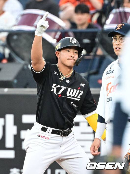 [OSEN=대전, 김성락 기자] 5일 오후 대전 한화생명볼파크에서 ‘2025 신한 SOL Bank KBO리그’ 한화 이글스와 KT 위즈의 경기가 열렸다.이날 홈팀 한화는 류현진, KT는 헤이수스를 선발로 내세웠다.3회초 1사 1, 3루 KT 안현민이 1타점 적시타를 날린 뒤 세리머니를 하고 있다. 2025.06.05 / ksl0919@osen.co.kr
