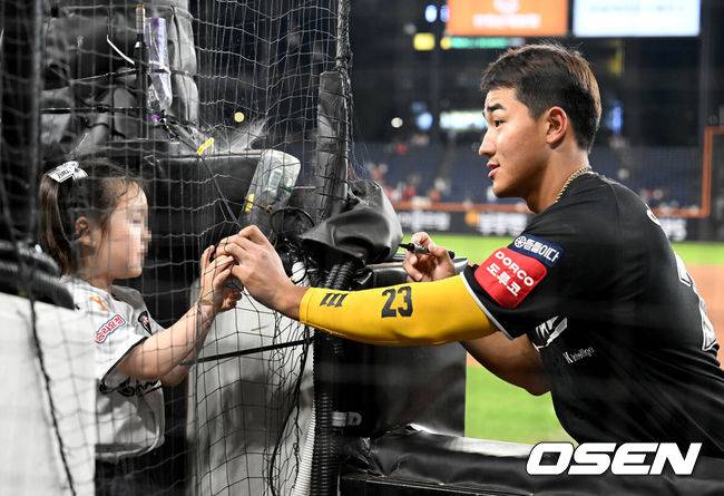 [OSEN=대전, 김성락 기자]  프로야구 KT 위즈가 ‘괴물 타자’ 안현민의 활약으로 3연패를 끊었다.&nbsp;‘괴물 투수’ 류현진도 안현민에게 홈런을 맞고 적시타를 허용하며 무너졌다.&nbsp;KT는 5일 대전 한화생명볼파크에서 열린 2025 신한 SOL Bank KBO리그 한화 이글스와의 원정경기를 7-0으로 이겼다.&nbsp;경기 종료 후 KT 안현민이 팬에게 사인볼을 건네고 있다. 2025.06.05 / ksl0919@osen.co.kr