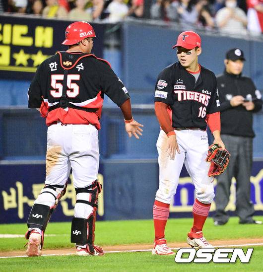 [OSEN=잠실, 박준형 기자] 5일 오후 서울 잠실야구장에서 2025 신한 SOL Bank KBO리그 두산 베어스와 KIA 타이거즈의 경기가 열렸다.이날 두산은 최원준을, KIA는 김도현을 선발 투수로 내세웠다.9회말 2사 1,2루 두산 김동준의 안타때 2루 주자 박준순을 홈보살 시킨 최원준 우익수가 한준수 포수와 하이파이브를 하고 있다.   2025.06.05 / soul1014@osen.co.kr