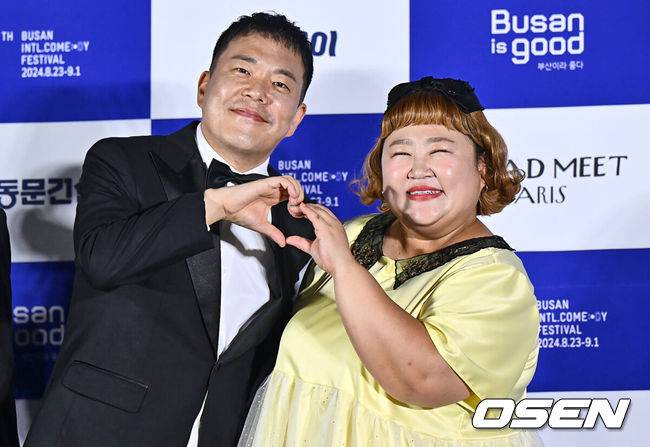 [OSEN=부산, 이석우 기자] 23일 부산 해운대구 우동 영화의 전당에서 제12회 부산국제코미디페스티벌(BICF) 개막식이 열렸다. 대한민국 최정상급 개그맨들과 9개국 해외 코미디언, 인기 유튜브 크리에이터들까지 100여명이 넘는 코미디언들을 만나볼 수 있다.김민기, 홍윤화 부부가 블루카펫 행사에서 포즈를 취하고 있다. 2024.08.23 / foto0307@osen.co.kr