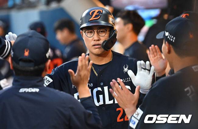 [OSEN=창원, 이석우 기자] 30일 창원NC파크에서 2025 신한 SOL 뱅크 KBO 리그 NC 다이노스와 한화 이글스의 경기가 열렸다. 홈팀 NC는 라일리가, 방문팀 한화는 류현진이 선발 출전했다. 한화 이글스 채은성이 4회초 좌중월 역전 솔로 홈런을 치고 하이파이브를 하고 있다. 2025.05.30 / foto0307@osen.co.kr
