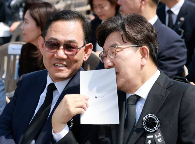 ▲주호영 국회부의장(왼쪽)과 국민의힘 권성동 의원이 6일 서울 동작구 국립서울현충원에서 열린 70회 현충일 추념식에서 대화하고 있다. ⓒ연합뉴스