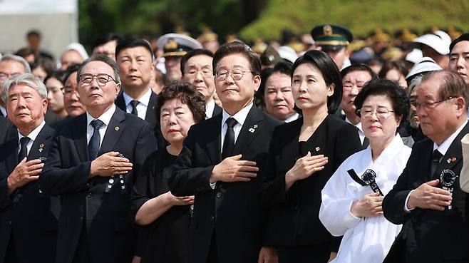 이재명 대통령과 김혜경 여사가 6일 서울 동작구 국립서울현충원에서 열린 70회 현충일 추념식에서 국기에 경례하고 있다.