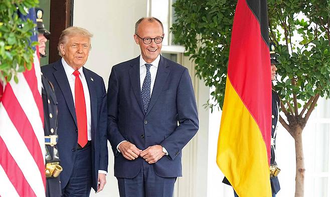 5일(현지시간) 도널드 트럼프 미국 대통령(왼쪽)이 백악관에서 취임 후 처음 미국을 방문한 프리드리히 메르츠 독일 총리를 맞이하고 있다. AFP연합뉴스