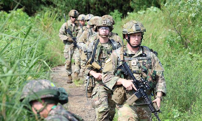 주한미군 장병들이 한국군과 함께 강습훈련을 실시하는 과정에서 행군을 하고 있다. 세계일보 자료사진
