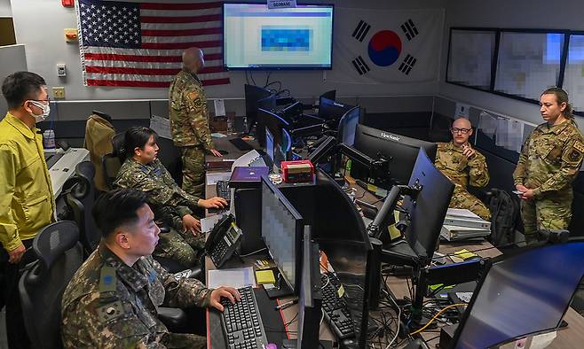 공군작전사령부 항공우주작전본부(KAOC)에서 한·미 장병들이 시뮬레이션 훈련을 하고 있다. 세계일보 자료사진