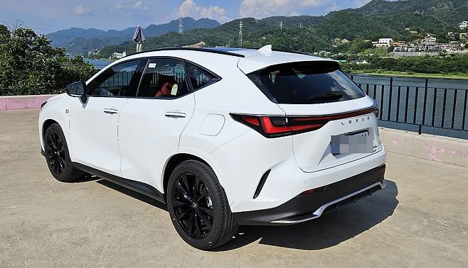 렉서스 NX 450h+ F SPORT 플러그인 하이브리드.