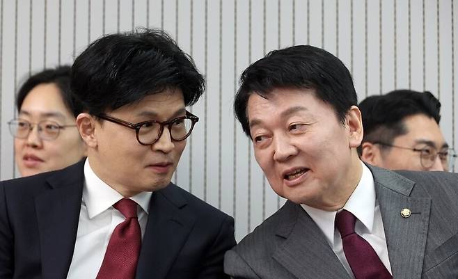 국민의힘 대선 후보 경선 주자였던 한동훈 전 대표(왼쪽)와 안철수 의원. 연합뉴스