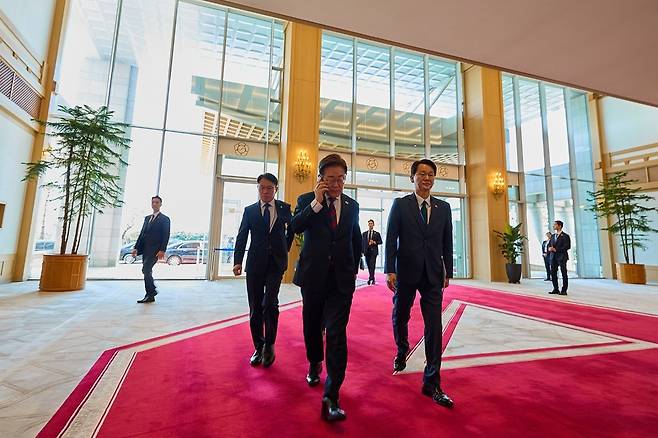 이재명 대통령이 5일 서울 용산 대통령실 청사로 출근하고 있다. 대통령실 제공