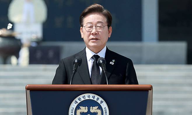 이재명 대통령이 6일 서울 동작구 국립서울현충원에서 열린 제70회 현충일 추념식에서 추념사를 하고 있다. 뉴시스