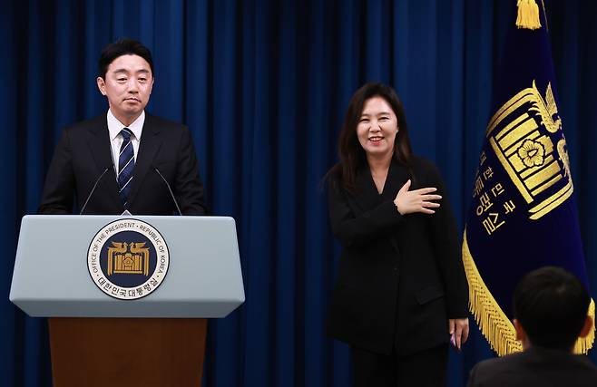 강유정 대통령실 대변인(오른쪽)이 6일 서울 용산 대통령실 청사 브리핑실에서 강훈식 비서실장의 대통령실 조직개편안 관련 설명에서 추가 질의에 대해 취재진의 양해를 구하고 있다. 연합뉴스