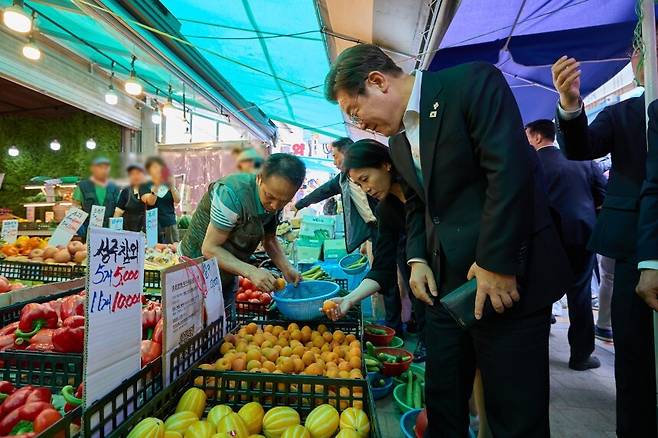 재래시장 깜짝 방문한 이재명 대통령 부부. 대통령실 제공