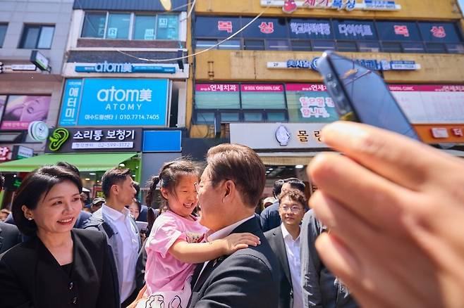재래시장 깜짝 방문해 아이 안아주는 이재명 대통령. 대통령실 제공