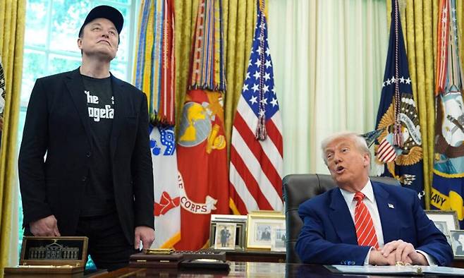 지난달 30일 미 워싱턴 백악관 오벌 오피스에서 열린 일론 머스크 정부효율부 수장의 고별 기자회견에서 도널드 트럼프 대통령이 발언하고 있다. AP연합뉴스