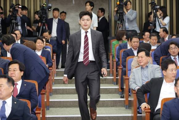 의원총회 참석하는 김용태 비상대책위원장 - 국민의힘 김용태 비상대책위원장이 5일 서울 여의도 국회에서 열린 의원총회에 참석하고 있다.  연합뉴스