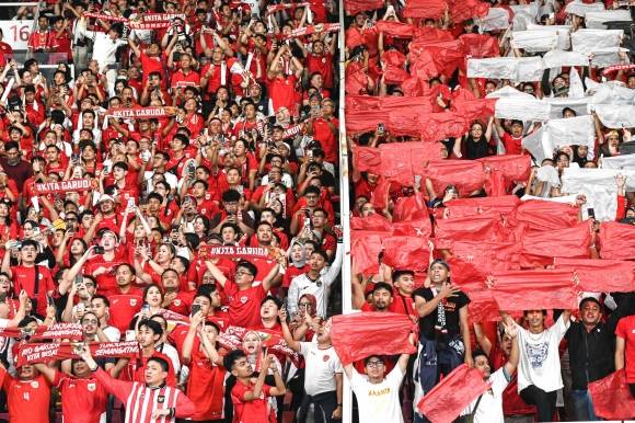 인도네시아 축구팬들이 5일 자카르타에서 열린 중국과의 월드컵 예선전을 앞두고 경기장에서 열띈 응원을 펼치고 있다. 자카르타 신화 연합뉴스