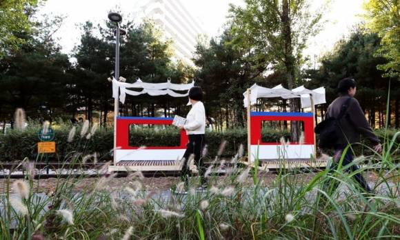 지난해  현대예술제에 전시된 작품을 바라보는 시민.   노원구 제공