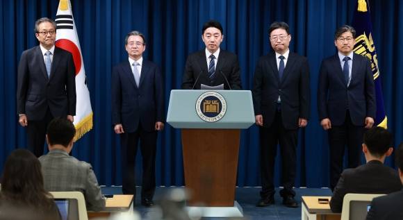 대통령실, 수석비서관 인선 발표 - 강훈식 비서실장이 6일 서울 용산구 대통령실 브리핑룸에서 조직개편안 및 1차 인선 발표 관련 브리핑을 하고 있다. 왼쪽부터 문진영 사회수석비서관, 김용범 정책실장, 강 비서실장, 하준경 경제성장수석, 류덕현 재정기획보좌관. 뉴시스