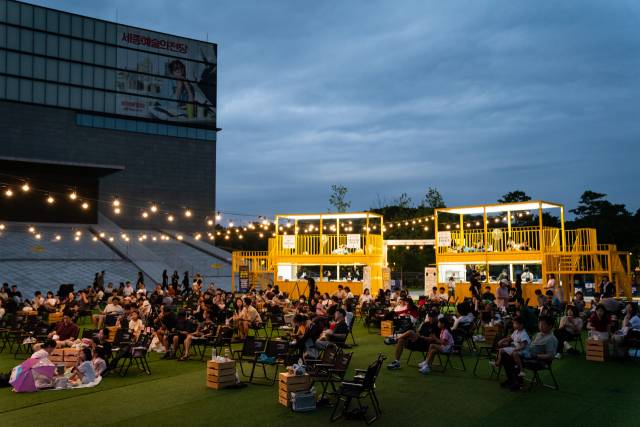 세종시민들이 야간 페스타 ‘어반-나잇 세종’을 즐기고 있다. 사진제공=세종시