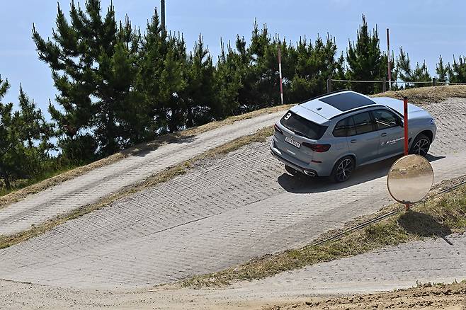 오프로드 코스를 통해 BMW의 오프로드 역량을 확인할 수 있다. 사진: 김학수 기자