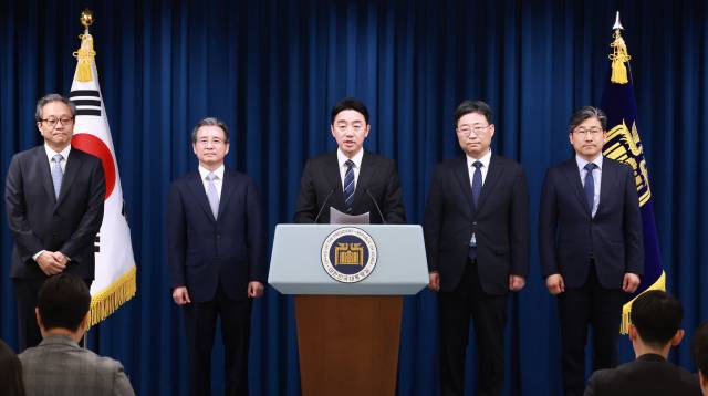 강훈식(가운데) 대통령 비서실장이 6일 서울 용산 대통령실 청사에서 대통령실 수석비서관 인선을 발표하고 있다. 왼쪽부터 문진영 사회수석비서관, 김용범 정책실장, 강 비서실장, 하준경 경제성장수석, 류덕현 재정기획보좌관.연합뉴스