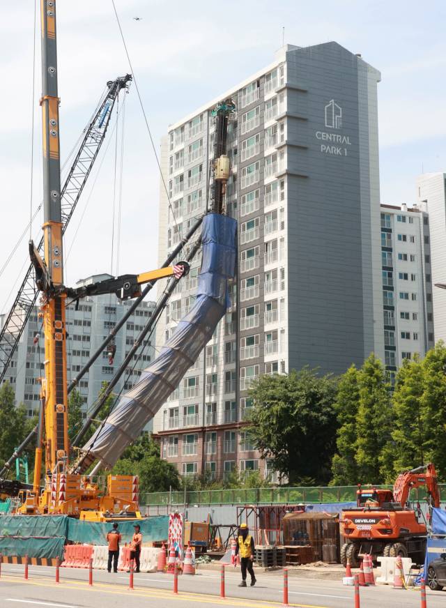 용인 기흥구 서천동 천공기 전도 사고 현장. 사진 제공 = 용인시