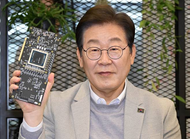 이재명 대통령이 지난 4월14일 더불어민주당 대선 예비후보 당시 서울 강남구 퓨리오사AI에서 퓨리오사AI NPU칩을 들어보이고 있다. ⓒ국회사진기자단