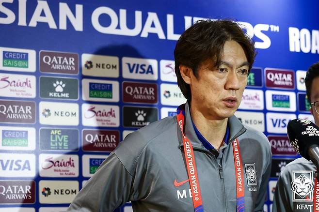 한국이 6일(한국시간) 이라크 바스라 인터내셔널 스타디움에서 열린 2026북중미월드컵 아시아 최종예선 B조 9차전 이라크와 원정경기에서 김진규와 오현규의 연속골에 힘입어 2-0 승리를 거뒀다. 경기 전 취재진과 인터뷰하는 홍명보 감독. 사진제공|대한축구협회