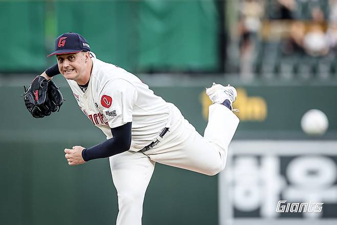 롯데 외국인투수 터커 데이비슨이 5일 사직구장에서 열린 키움과 홈경기에 선발등판해 공을 던지고 있다. 사진제공｜롯데 자이언츠
