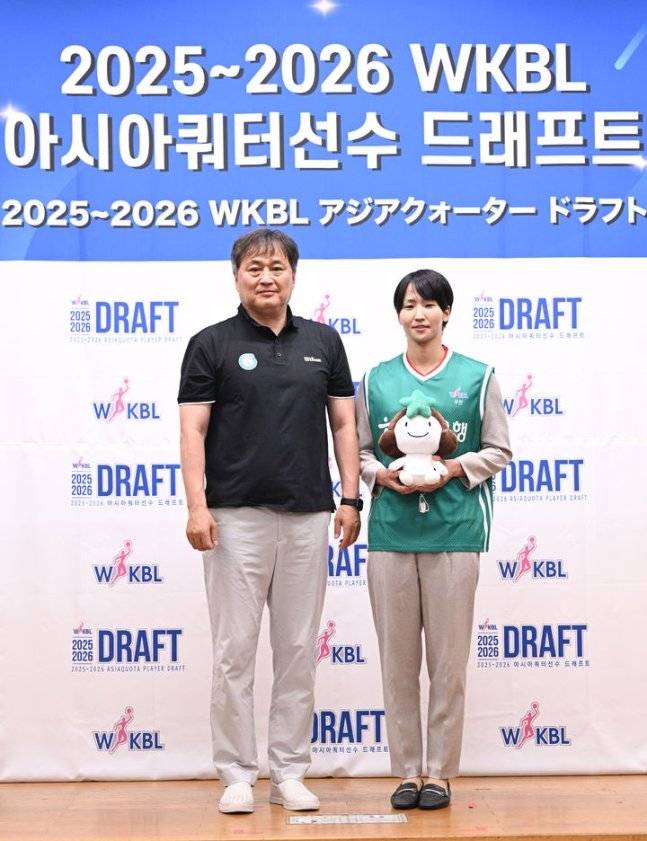 부천 하나은행이 6일 일본 도쿄의 올림픽기념청소년센터에서 열린 ‘2025~2026 WKBL 아시아쿼터선수 드래프트’에서 1라운드 1순위로 지난 시즌 부산 BNK의 우승에 일조한 포워드 이이지마 사키(오른쪽)를 지명했다. 사진제공｜WKBL