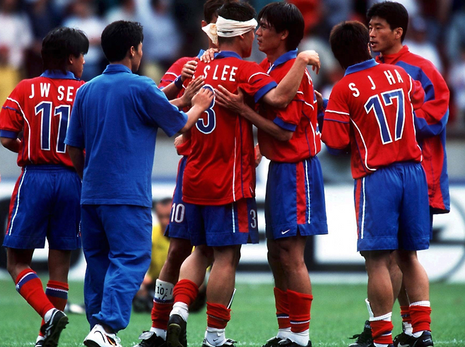 한국이 1998년 프랑스월드컵 조별리그 최종 벨기에전을 1-1로 비긴 뒤 서로 위로하고 있다. 게티이미지