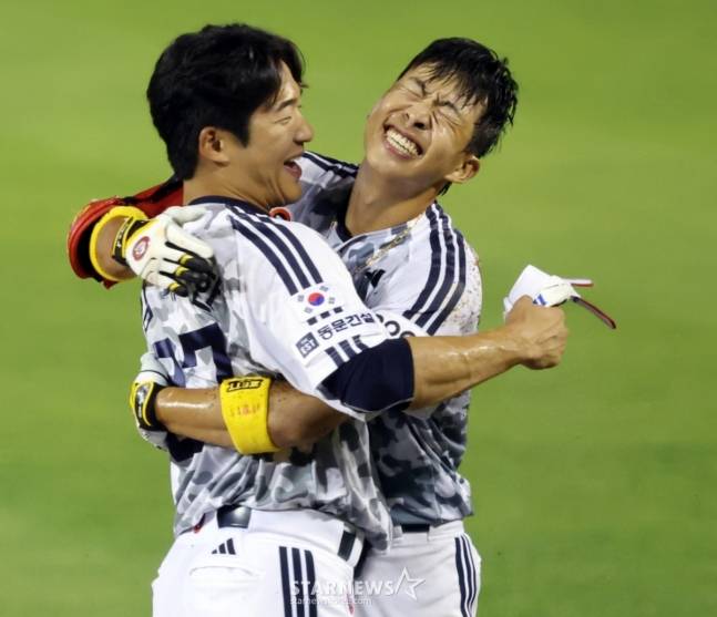 두산 5번타자 김민석(오른쪽)이 5일 잠실구장에서 열리는 2025KBO리그 두산베어스와 KIA타이거즈 경기 10회말 2사 1,2루에서 끝내기 안타를 터트린 후 김대한과 환호하고 있다. /사진=강영조 선임기자