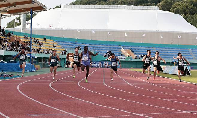 비웨사 다니엘 가사마가(파란 유니폼)가 가장 먼저 결승선을 통과하고 있다. /사진=대한육상연맹 제공