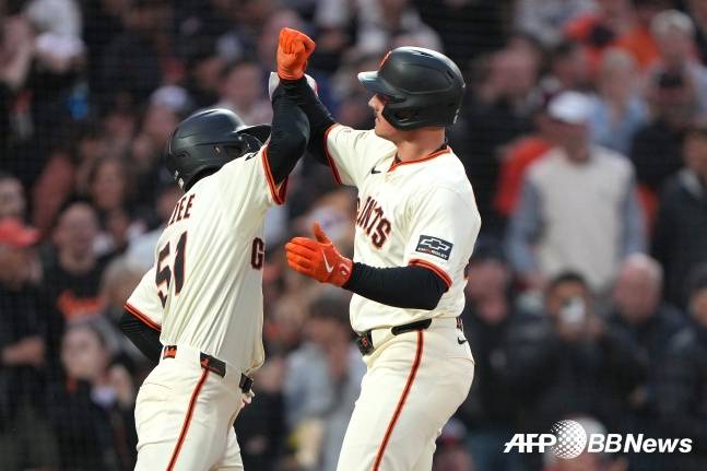 이정후(왼쪽)가 득점 후 채프먼과 하이파이브를 하고 있다. /AFPBBNews=뉴스1