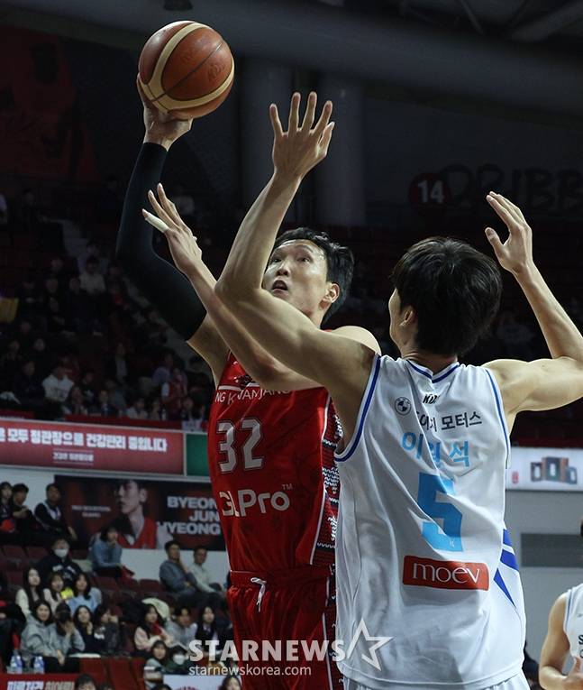 골밑슛을 시도하는 이종현. /사진=김진경 대기자