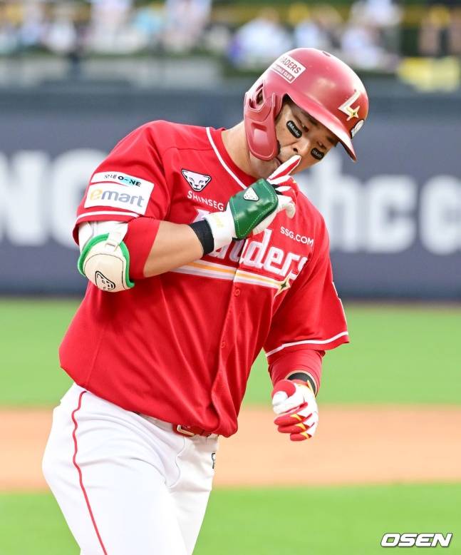 SSG 한유섬이 6일 수원 SSG전 6회초 2사 1, 2루에서 중월 3점 홈런포를 때려내고 그라운드를 돌고 있다.