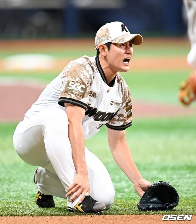 10회초 타구를 맞은 조영건의 모습.