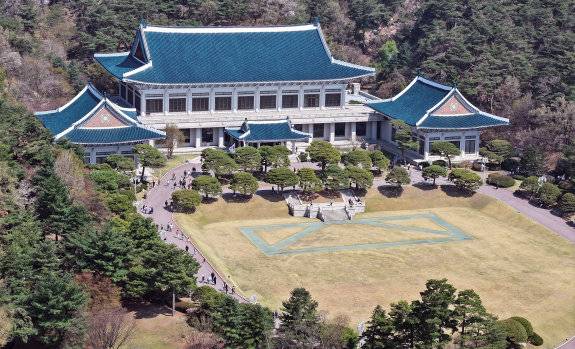 4월 11일 서울 종로구 청와대를 찾은 관람객들이 본관으로 입장하고 있다. 뉴스1