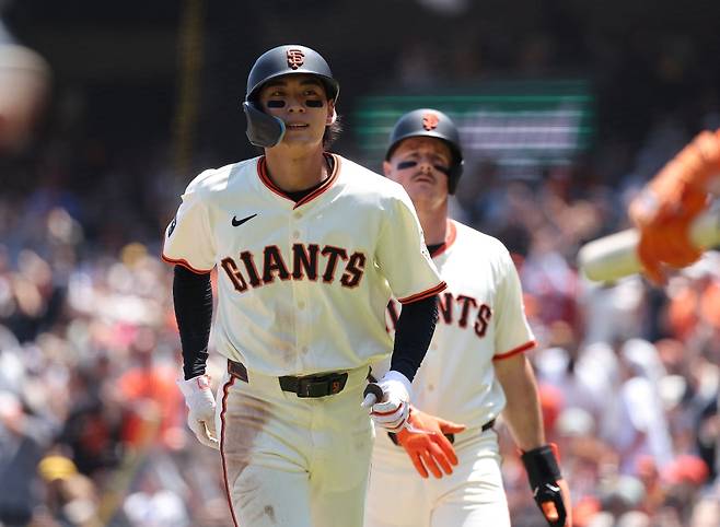 샌프란시스코 자이언츠 외야수 이정후가 6일 미국 캘리포니아주 샌프란시스코의 오라클파크에서 열린 2025 미국프로야구 메이저리그(MLB) 샌디에이고 파드리스와의 홈경기에 3번타자 겸 중견수로 선발 출전해 2타수 1안타 2볼넷 1득점을 기록했다. 샌프란시스코는 샌디에이고를 3-2로 제압하고 2승2패로 4연전을 마감했다. REUTERS 연합뉴스