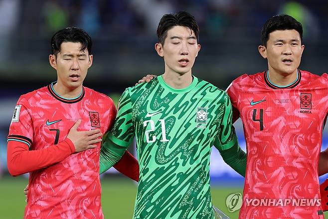 애국가 부르는 손흥민-조현우-김민재 (쿠웨이트시티=연합뉴스) 황광모 기자 = 14일 오후(현지시간) 쿠웨이트 자베르 알 아흐메드 국제 경기장에서 열린 2026 북중미 월드컵 아시아지역 3차 예선 B조 5차전 한국과 쿠웨이트의 경기. 대한민국 손흥민과 조현우, 김민재가 애국가를 부르고 있다. 2024.11.14 hkmpooh@yna.co.kr