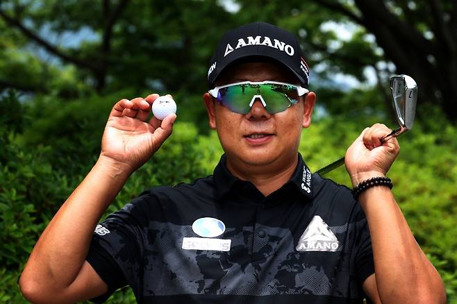 홀인원 볼과 클럽을 들고 기뻐하는 김연섭. [KPGA 제공. 재판매 및 DB 금지]