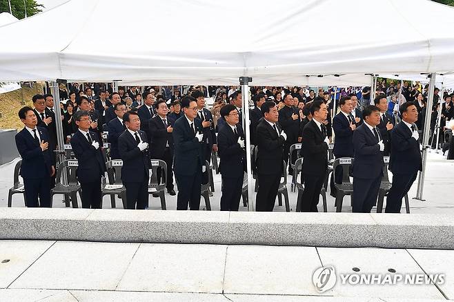 국가유공 4형제 전사자 합동추모제 (울산=연합뉴스) 6일 현충일을 맞아 울산시 울주군 두동면 충효정에서 대한민국에서 유일하게 한 가족 4형제가 한국전쟁과 베트남전쟁에서 전사한 숭고한 희생정신을 기리는 국가유공 4형제 전사자 합동추모제가 열렸다.2025.6.6 [울주군 제공.재판매 및 DB 금지] young@yna.co.kr