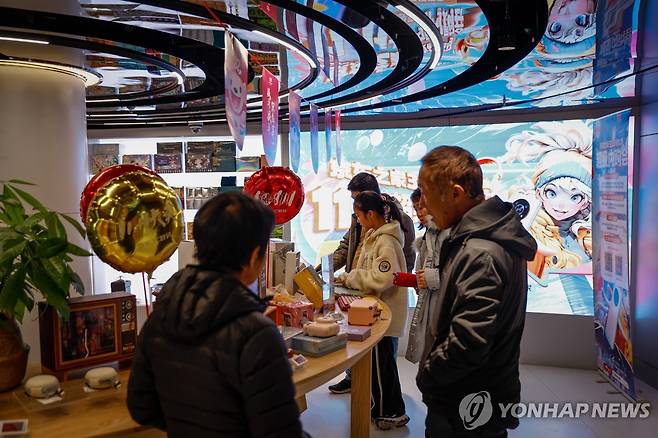 중국 베이징의 한 상점에서 전자기기 제품을 살펴보는 사람들 [EPA=연합뉴스 자료사진]