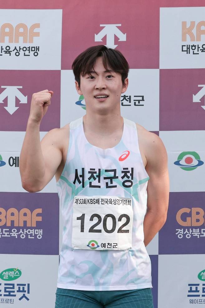 서민준, KBS배 남자 200ｍ 우승 (서울=연합뉴스) 서민준이 6일 경북 예천스타디움에서 열린 제53회 KBS배 전국육상경기대회 남자 일반부 200ｍ 결선에서 우승한 뒤 기념 촬영하고 있다. [대한육상연맹 제공. 재판매 및 DB금지]