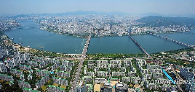 어디론가 여행 가고 싶은 날씨 (서울=연합뉴스) 김도훈 기자 = 6일 서울 송파구 롯데월드타워에서 바라본 도심 위로 푸른 하늘이 펼쳐져 있다. 2025.6.6 superdoo82@yna.co.kr