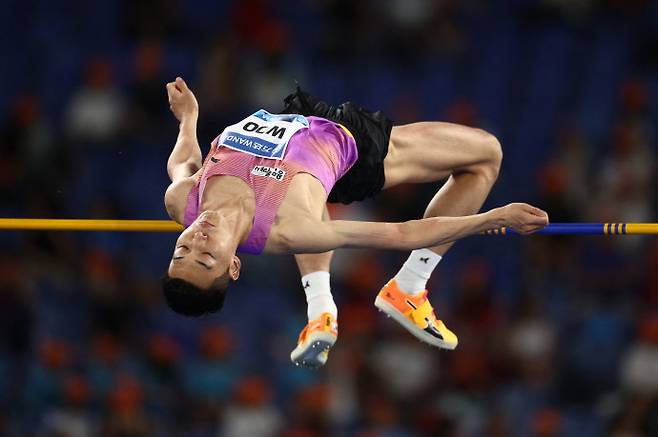 7일(한국시간)오전 이탈리아 로마에서 열린 2025 세계육상연맹 로마 다이아몬드리그 높이뛰기서 경기하는 우상혁(용인시청). 연합