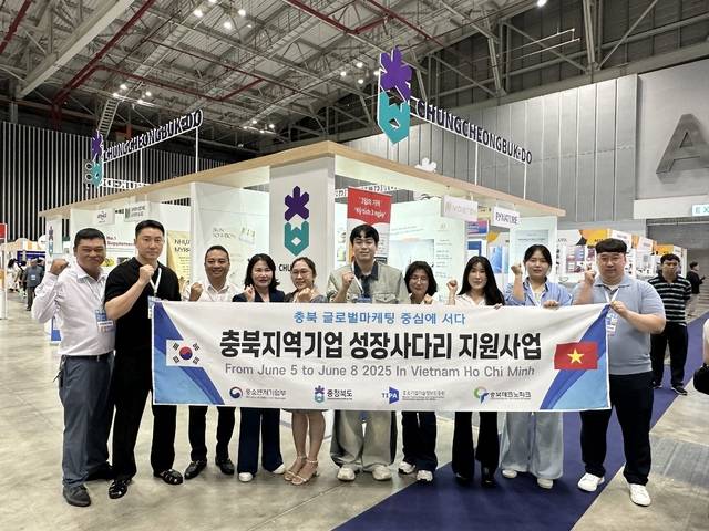 ▲ 충북테크노파크와 충북수출유망 중소기업 관계자들이 '2025 베트남 국제 프리미엄 소비재전에 참가해 기념촬영을 하고 있다./충북테크노파크 제공