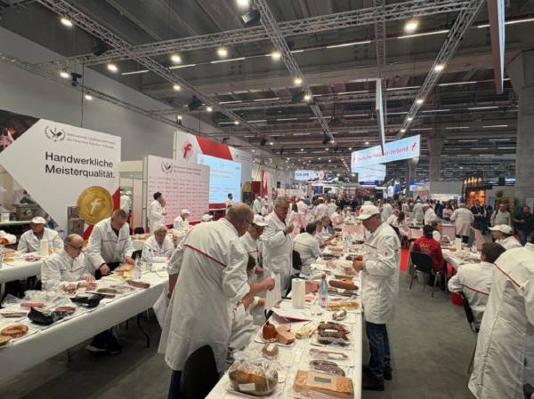 독일 프랑크푸르트에서 열린 'IFFA 2025' 품질경진대회 첫날, 전 세계에서 모인 육가공 전문가들이 출품작을 심사하고 있다. 박가정